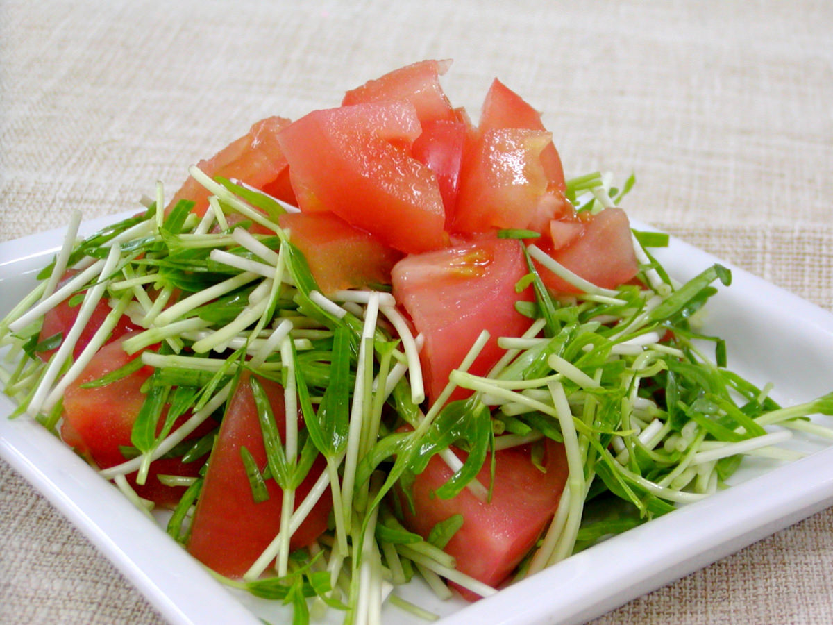 空心菜の新芽とトマトのトマト春サラダ