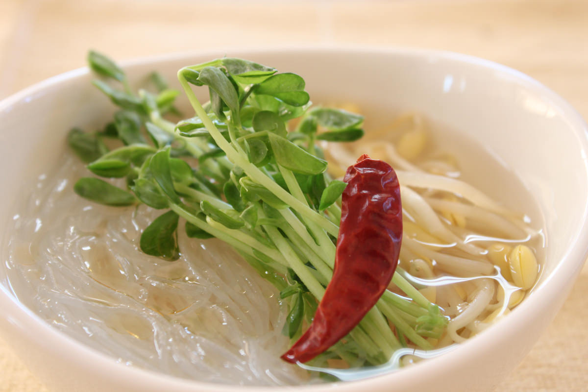 豆苗と子大豆もやし芽ぐみの春雨スープ