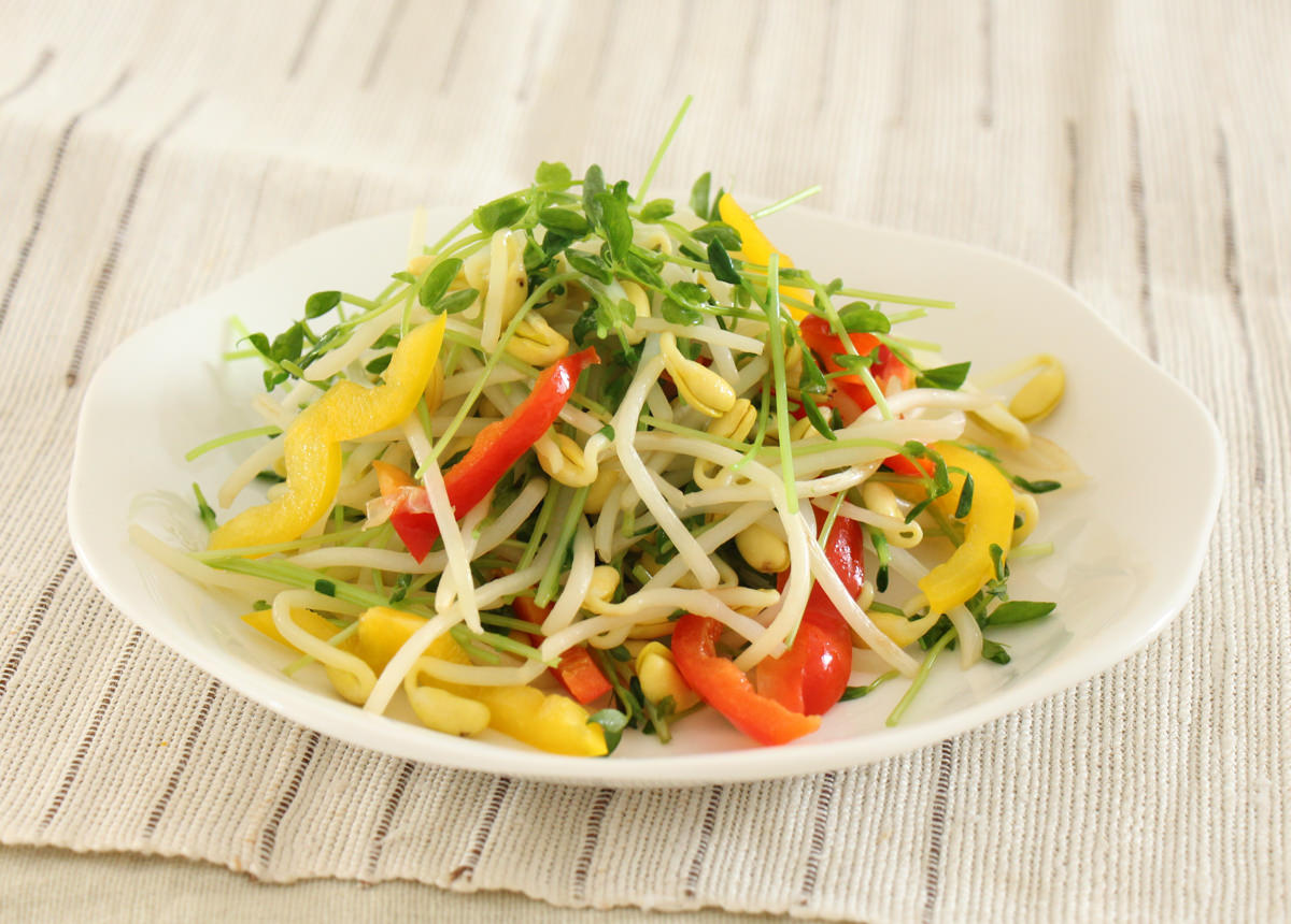 豆苗と子大豆もやし芽ぐみの温野菜サラダ