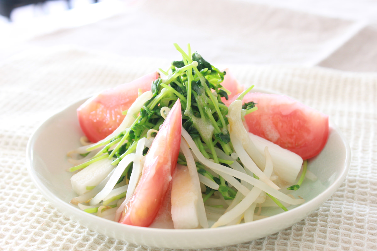 豆苗と山芋とトマトで和え物