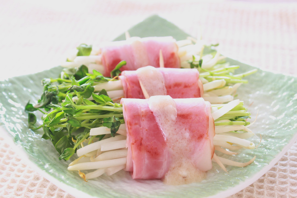 塩麹ドレで食べる豆苗ともやしのベーコン巻き