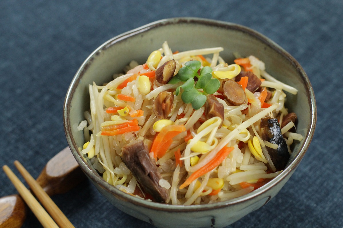 【管理栄養士監修】子大豆もやし芽ぐみとサバ缶の炊き込みご飯